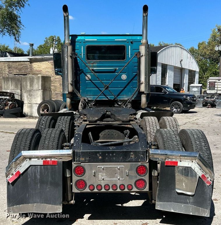 image for item NQ9852 2002 Volvo VHD  semi truck