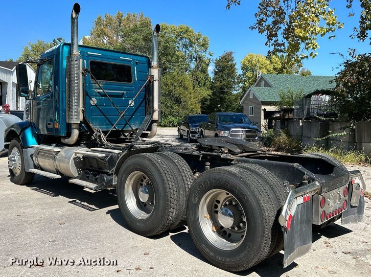 image for item NQ9852 2002 Volvo VHD  semi truck