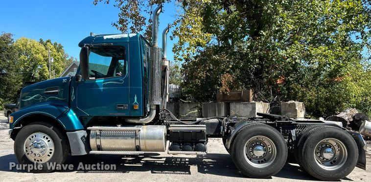 image for item NQ9852 2002 Volvo VHD  semi truck