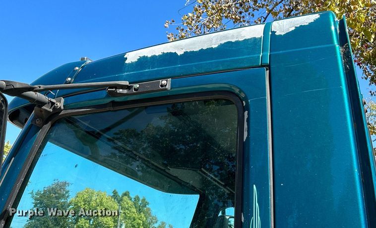 image for item NQ9852 2002 Volvo VHD  semi truck