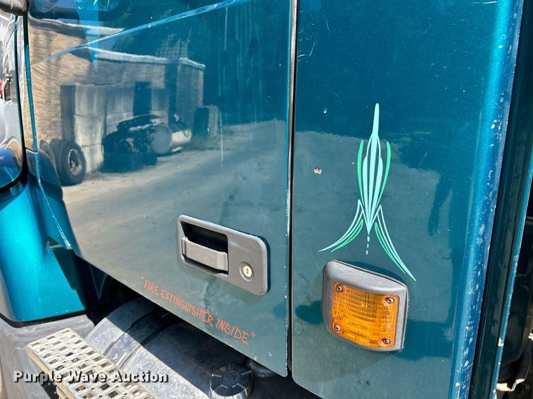 image for item NQ9852 2002 Volvo VHD  semi truck