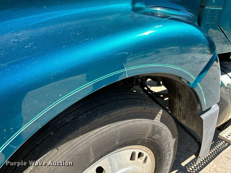 image for item NQ9852 2002 Volvo VHD  semi truck