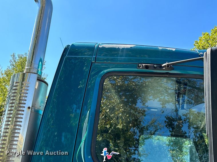 image for item NQ9852 2002 Volvo VHD  semi truck