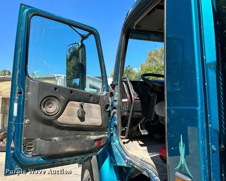 image for item NQ9852 2002 Volvo VHD  semi truck