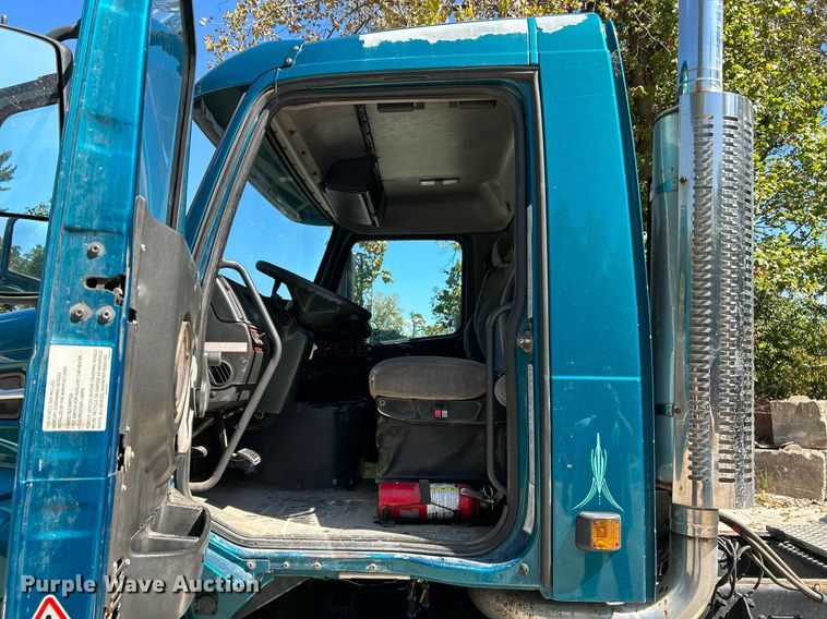 image for item NQ9852 2002 Volvo VHD  semi truck