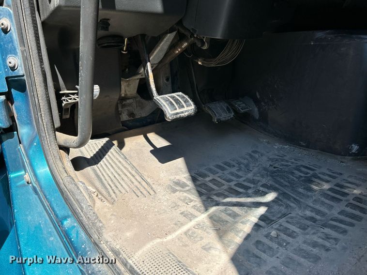 image for item NQ9852 2002 Volvo VHD  semi truck