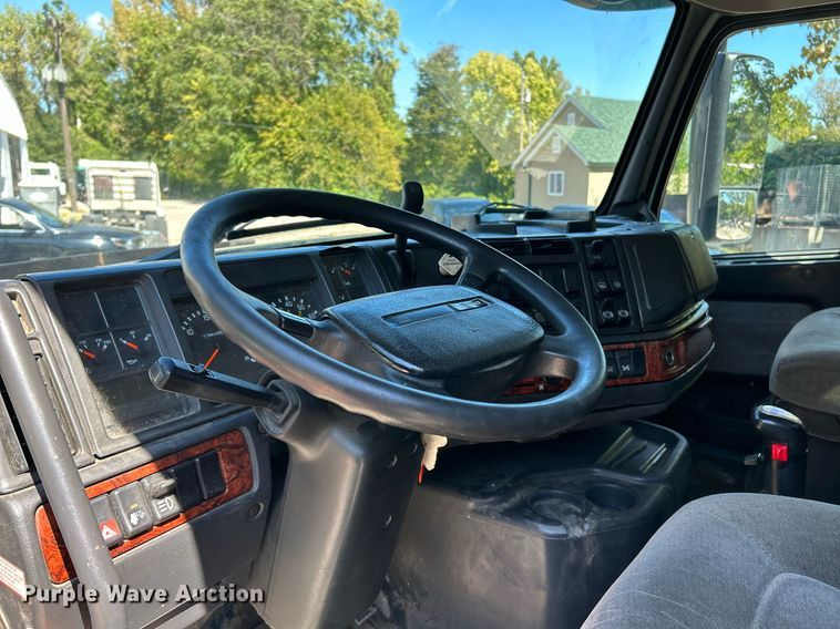 image for item NQ9852 2002 Volvo VHD  semi truck