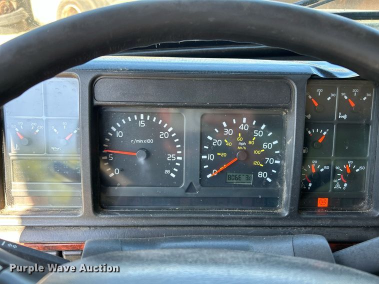 image for item NQ9852 2002 Volvo VHD  semi truck