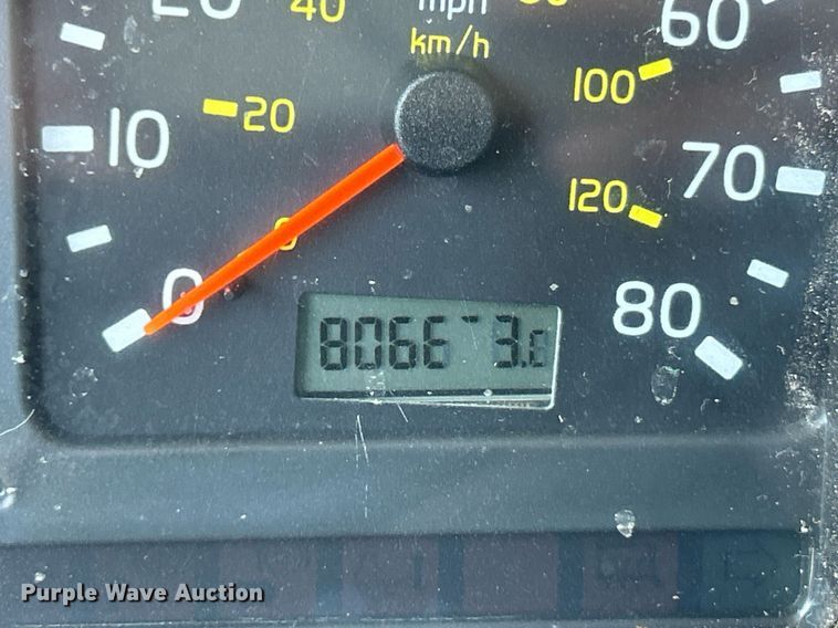 image for item NQ9852 2002 Volvo VHD  semi truck