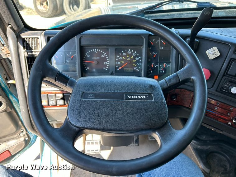 image for item NQ9852 2002 Volvo VHD  semi truck