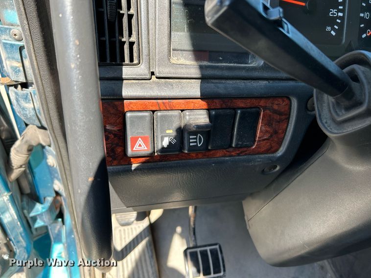 image for item NQ9852 2002 Volvo VHD  semi truck