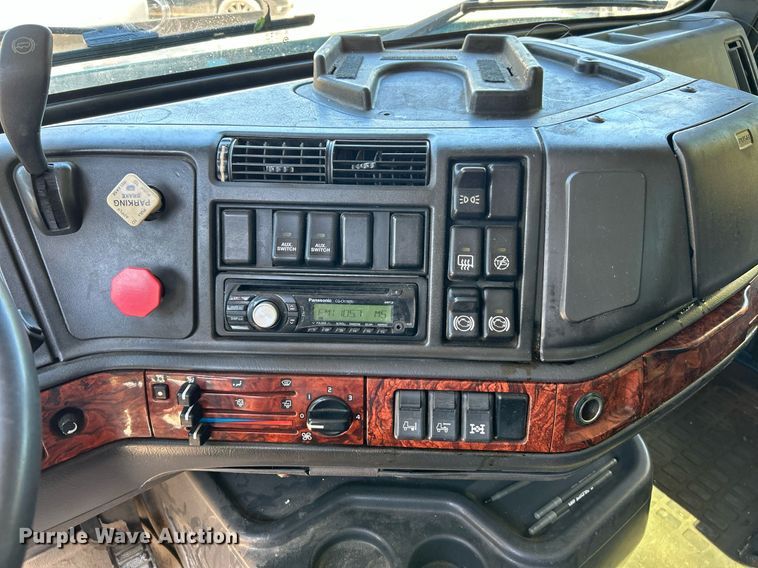 image for item NQ9852 2002 Volvo VHD  semi truck