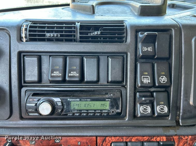 image for item NQ9852 2002 Volvo VHD  semi truck