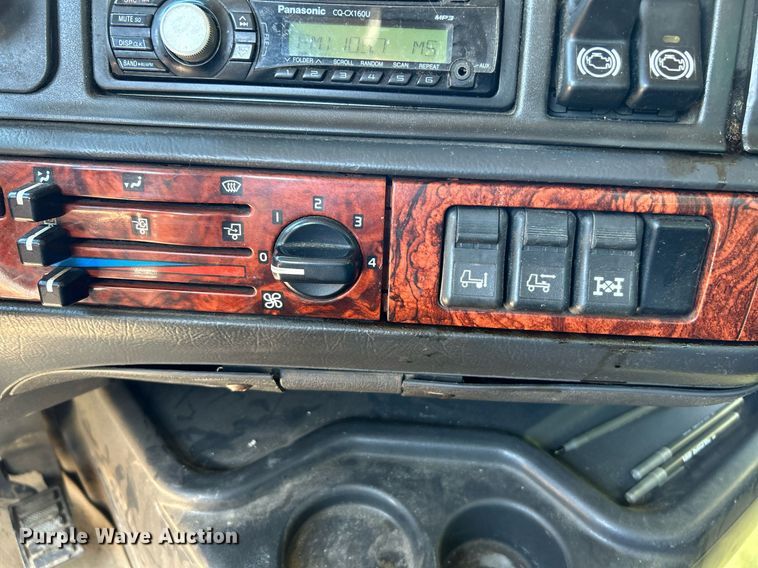 image for item NQ9852 2002 Volvo VHD  semi truck