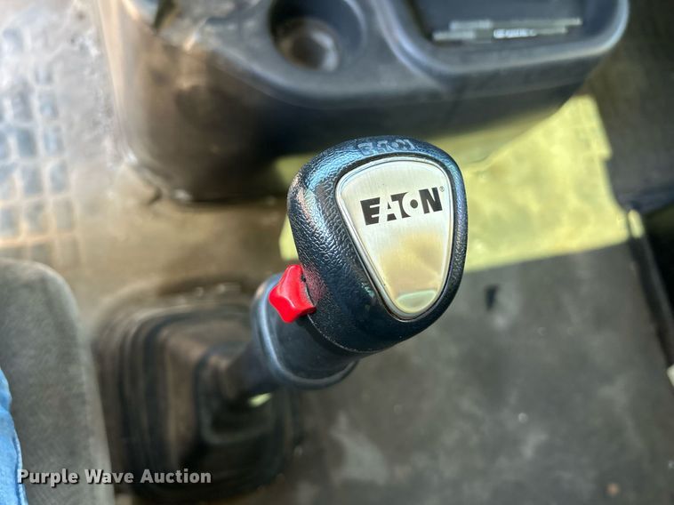 image for item NQ9852 2002 Volvo VHD  semi truck