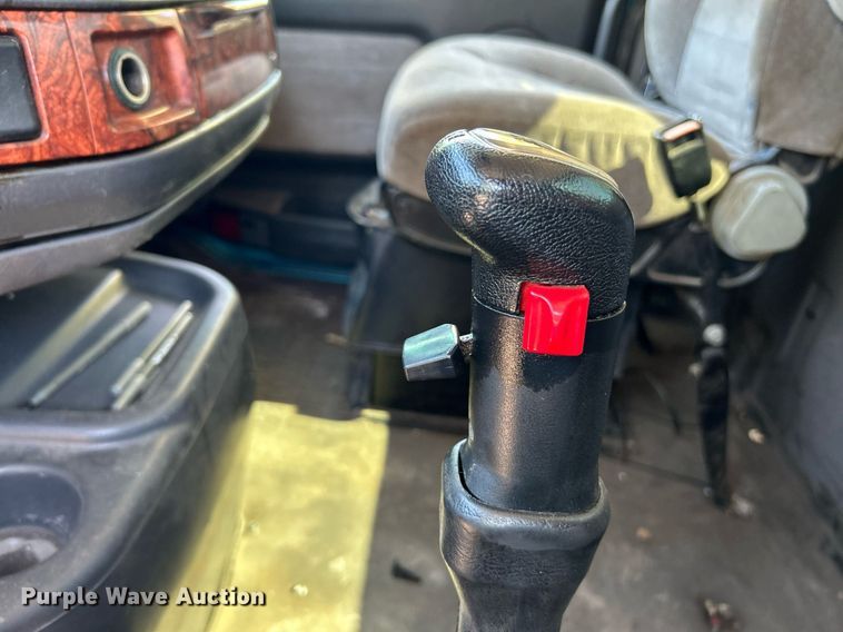 image for item NQ9852 2002 Volvo VHD  semi truck