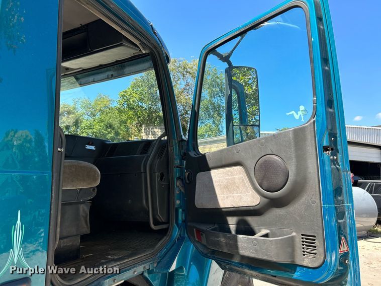 image for item NQ9852 2002 Volvo VHD  semi truck