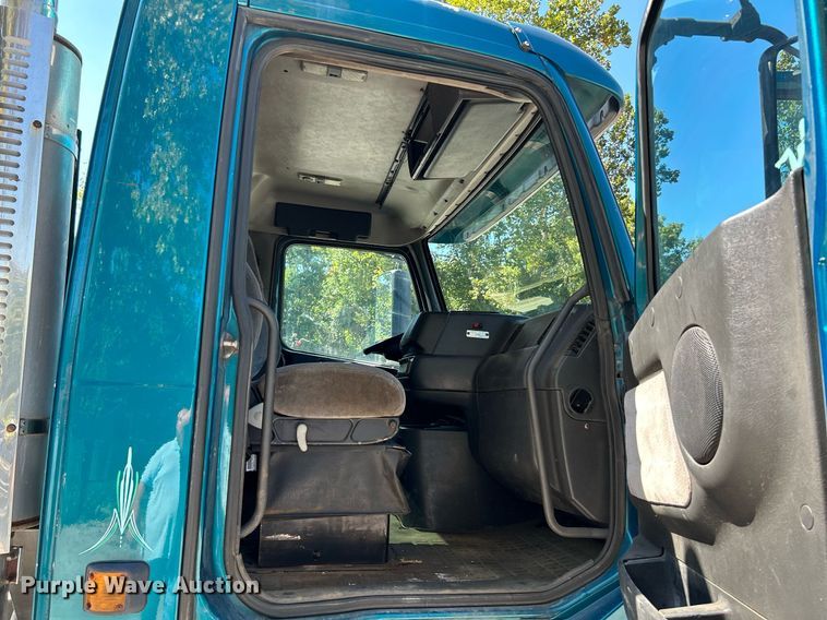 image for item NQ9852 2002 Volvo VHD  semi truck