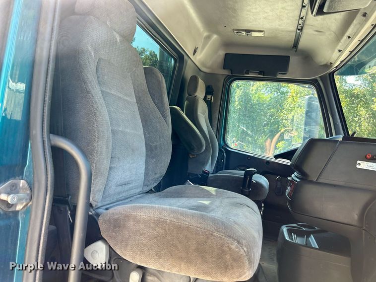 image for item NQ9852 2002 Volvo VHD  semi truck