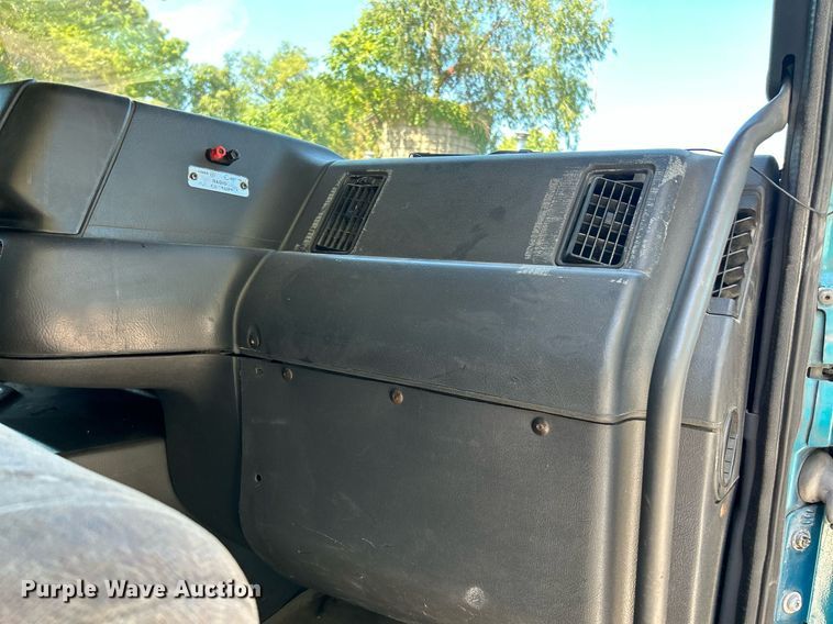 image for item NQ9852 2002 Volvo VHD  semi truck