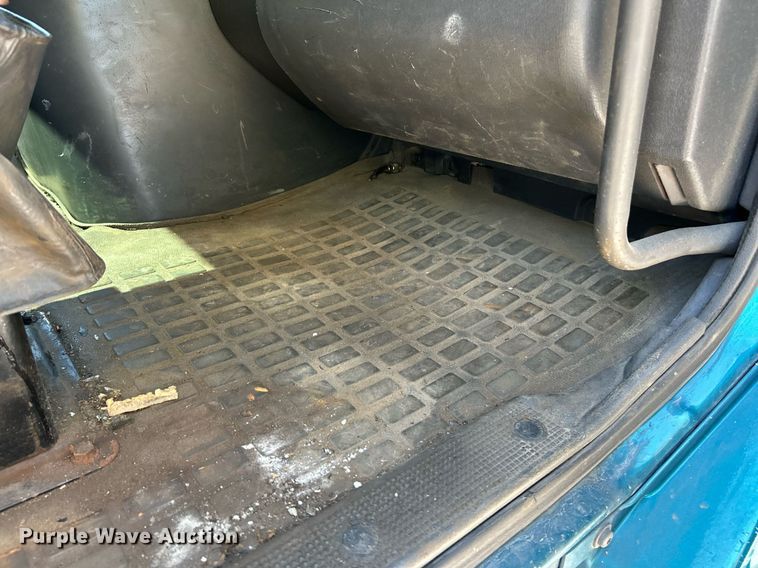 image for item NQ9852 2002 Volvo VHD  semi truck