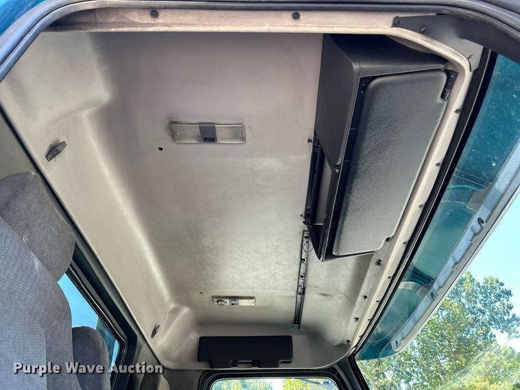 image for item NQ9852 2002 Volvo VHD  semi truck