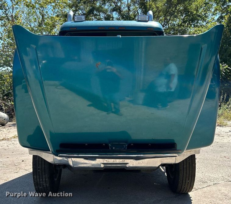 image for item NQ9852 2002 Volvo VHD  semi truck