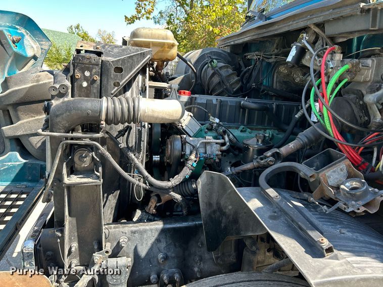 image for item NQ9852 2002 Volvo VHD  semi truck