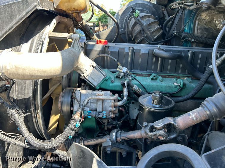 image for item NQ9852 2002 Volvo VHD  semi truck