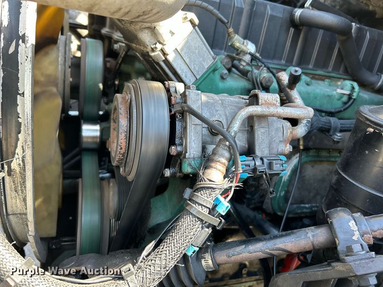 image for item NQ9852 2002 Volvo VHD  semi truck