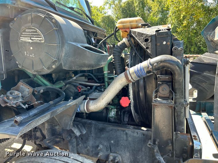 image for item NQ9852 2002 Volvo VHD  semi truck