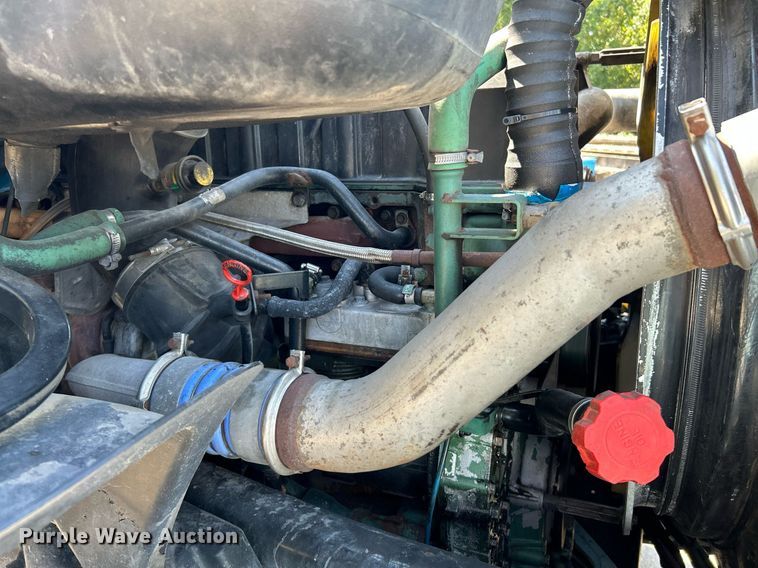 image for item NQ9852 2002 Volvo VHD  semi truck