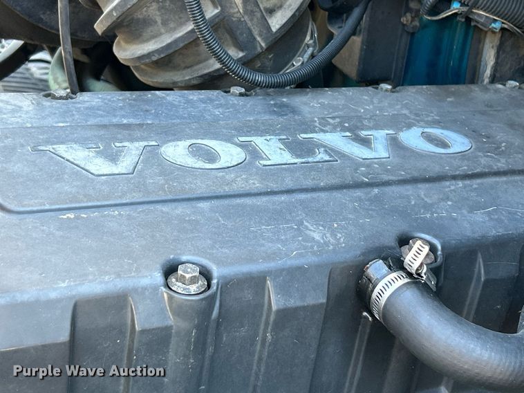 image for item NQ9852 2002 Volvo VHD  semi truck