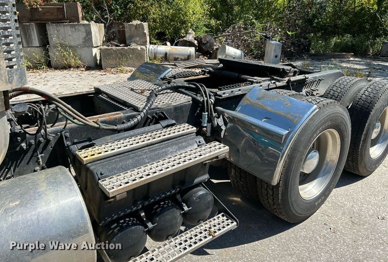 image for item NQ9852 2002 Volvo VHD  semi truck