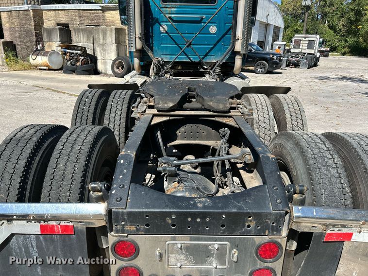 image for item NQ9852 2002 Volvo VHD  semi truck