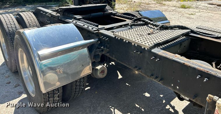 image for item NQ9852 2002 Volvo VHD  semi truck