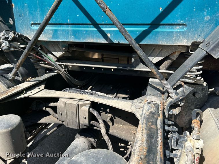 image for item NQ9852 2002 Volvo VHD  semi truck