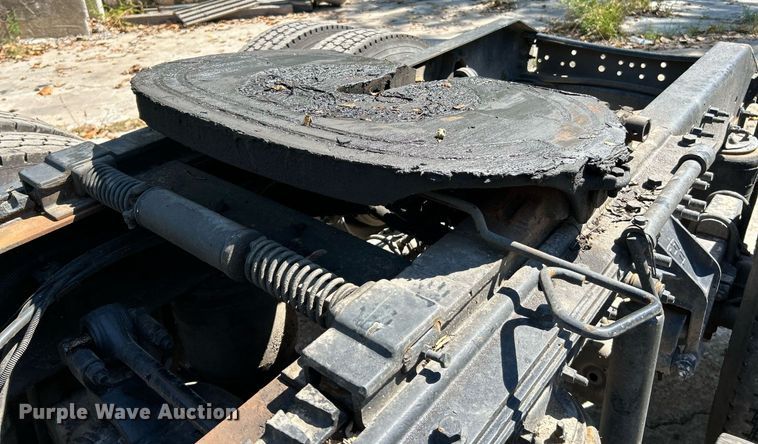 image for item NQ9852 2002 Volvo VHD  semi truck