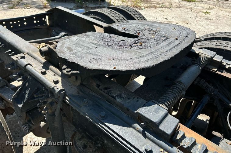 image for item NQ9852 2002 Volvo VHD  semi truck