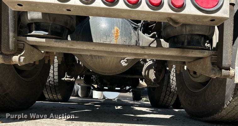 image for item NQ9852 2002 Volvo VHD  semi truck