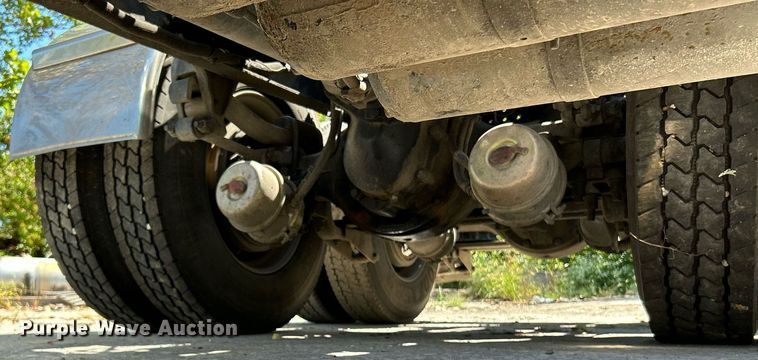 image for item NQ9852 2002 Volvo VHD  semi truck