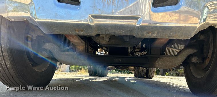 image for item NQ9852 2002 Volvo VHD  semi truck