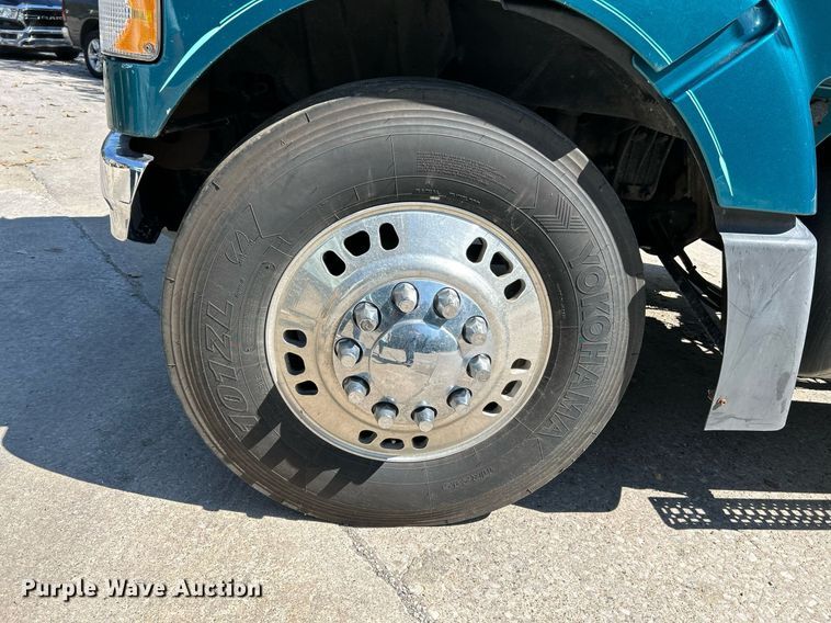 image for item NQ9852 2002 Volvo VHD  semi truck