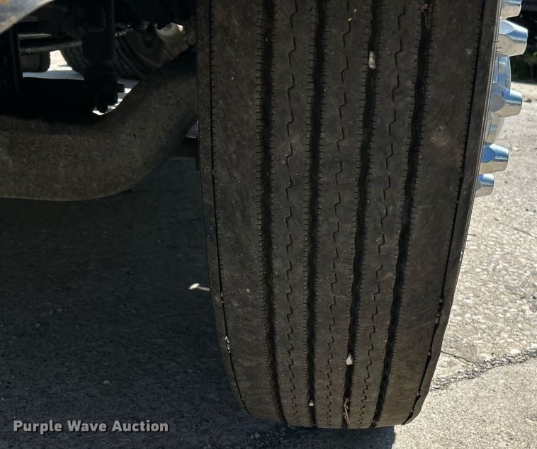 image for item NQ9852 2002 Volvo VHD  semi truck