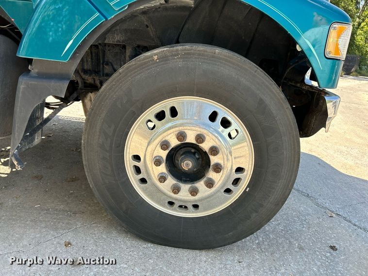 image for item NQ9852 2002 Volvo VHD  semi truck