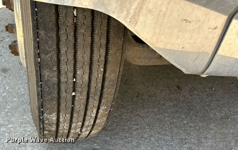 image for item NQ9852 2002 Volvo VHD  semi truck