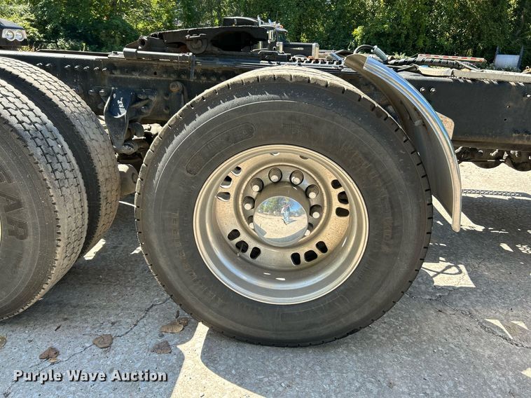 image for item NQ9852 2002 Volvo VHD  semi truck