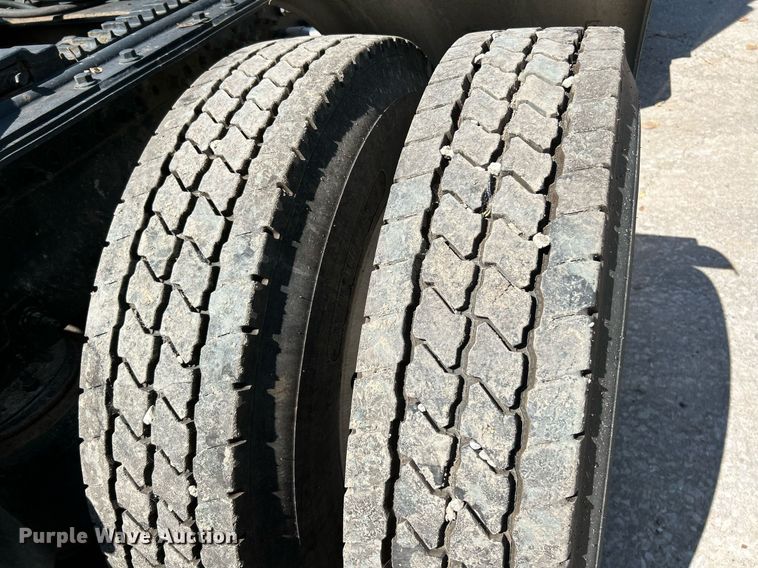 image for item NQ9852 2002 Volvo VHD  semi truck