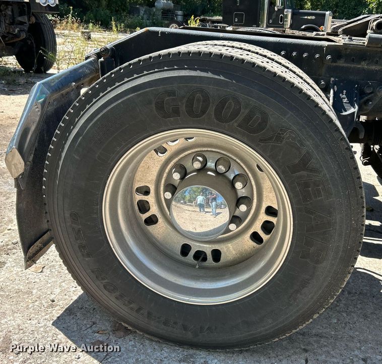 image for item NQ9852 2002 Volvo VHD  semi truck