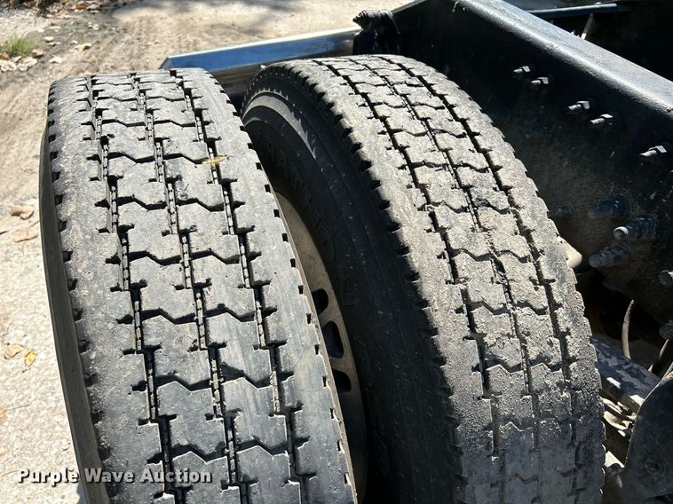 image for item NQ9852 2002 Volvo VHD  semi truck